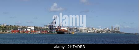 Panoramablick auf die Skyline und den Hafen von Salvador da Bahia, Brasilien Stockfoto