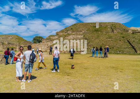 Viele Touristen besuchen Pyramiden und antike Zapotec-Ruinen in der archäologischen Zone von Monte Alban Stockfoto