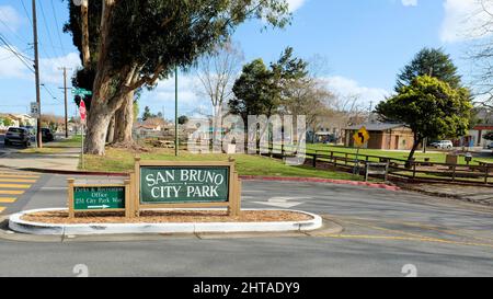 Schild am Haupteingang des San Bruno Stadtparks in San Bruno, Kalifornien, USA; öffentliches Erholungsgebiet mit Spielplatz, Sportplätzen. Stockfoto