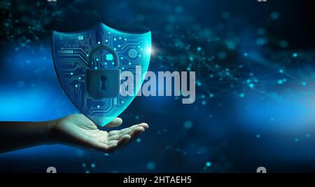 Handhalteschild mit Vorhängeschloss-Symbol und Netzwerkdrahtrahmen auf blauem Hintergrund, abstrakt. Blockierung von Cyberangriffen, Cyber-Daten und Datenschutz. Stockfoto