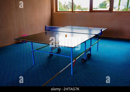 Aufnahme des Tennis-Tischspiels und der Kugeln und Schläger darauf Stockfoto