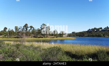 Blick auf den Lake Miramar und Wanderweg am Miramar Stausee in San Diego, Kalifornien. Stockfoto