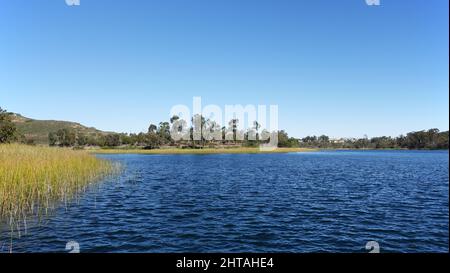 Blick auf den Lake Miramar und Wanderweg am Miramar Stausee in San Diego, Kalifornien. Stockfoto