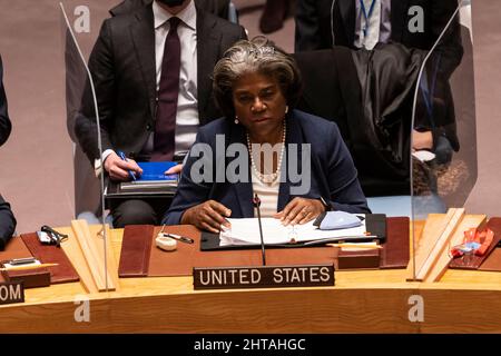 New York, USA. 27.. Februar 2022. US-Botschafterin Linda Thomas-Greenfield spricht während der Sitzung des Sicherheitsrates und stimmt am 27. Februar 2022 im UN-Hauptquartier in New York über eine Resolution zur russischen Aggression gegen die Ukraine ab. 11 Mitglieder des Sicherheitsrats stimmten für die Annahme der Resolution, 3 Mitglieder (VAE, Indien, China) enthielten sich der Stimme und Russland stimmte gegen die Resolution. (Foto von Lev Radin/Sipa USA) Quelle: SIPA USA/Alamy Live News Stockfoto