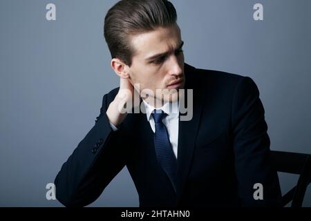 Der moderne Mann. Eine kurze Aufnahme eines hübschen und modischen jungen Mannes, der im Studio posiert. Stockfoto