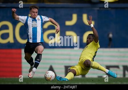 Villareal, Spanien. 27.. Februar 2022. Villarreal's Serge Aurier (R) steht mit Espanyol's Adria Pedrosa während eines La Liga-Spiels zwischen Vilarreal und Espanyol in Villarreal, Spanien, am 27. Februar 2022. Quelle: Pablo Morano/Xinhua/Alamy Live News Stockfoto