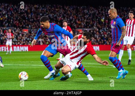 Barcelona, Spanien. 27.. Februar 2022. Ronald Araujo (L) aus Barcelona steht mit Villalibre vom Athletic Club während eines La Liga-Spiels zwischen dem FC Barcelona und dem Athletic Club in Barcelona, Spanien, am 27. Februar 2022, im Spiel. Quelle: Joan Gosa/Xinhua/Alamy Live News Stockfoto