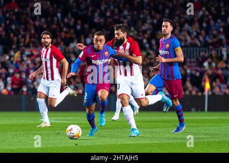 Barcelona, Spanien. 27.. Februar 2022. Sergino Dest (2. L) aus Barcelona steht mit Villalibre vom Athletic Club während eines La Liga-Spiels zwischen dem FC Barcelona und dem Athletic Club in Barcelona, Spanien, am 27. Februar 2022. Quelle: Joan Gosa/Xinhua/Alamy Live News Stockfoto