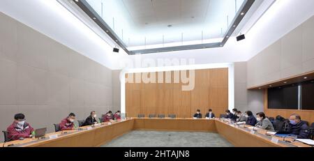 (220228) -- HONGKONG, 28. Februar 2022 (Xinhua) -- die Chefin der Sonderverwaltungsregion Hongkong (HKSAR) Carrie Lam trifft sich mit der stellvertretenden Leiterin der gesundheitskommission der Provinz Guangdong und Epidemiologen des Festlandes zum Kampf gegen COVID-19 in Hongkong, Südchina, 27. Februar 2022. (Informationsdienststelle der Regierung der HKSAR/Handout über Xinhua) Stockfoto