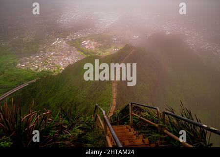 Wunderschöne Aussicht auf die Haiku Treppe in Oahu Hawaii Stockfoto