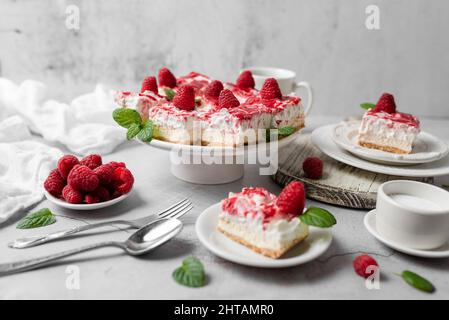 Himbeer-Käsekuchen mit Schlagsahne und frischen Himbeeren. Leckeres Dessert. Stockfoto