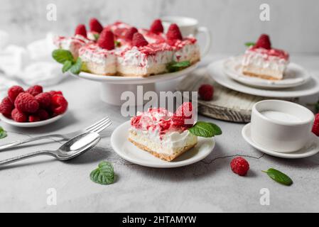 Himbeer-Käsekuchen mit Schlagsahne und frischen Himbeeren. Leckeres Dessert. Stockfoto