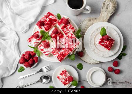 Himbeer-Käsekuchen mit Schlagsahne und frischen Himbeeren. Leckeres Dessert. Stockfoto