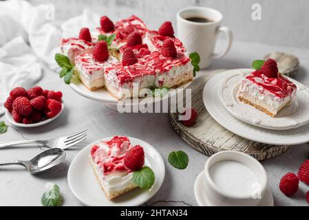 Himbeer-Käsekuchen mit Schlagsahne und frischen Himbeeren. Leckeres Dessert. Stockfoto