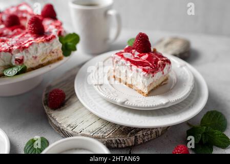 Himbeer-Käsekuchen mit Schlagsahne und frischen Himbeeren. Leckeres Dessert. Stockfoto