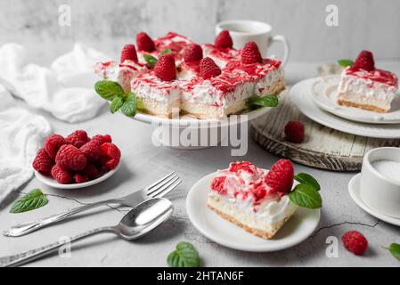 Himbeer-Käsekuchen mit Schlagsahne und frischen Himbeeren. Leckeres Dessert. Stockfoto