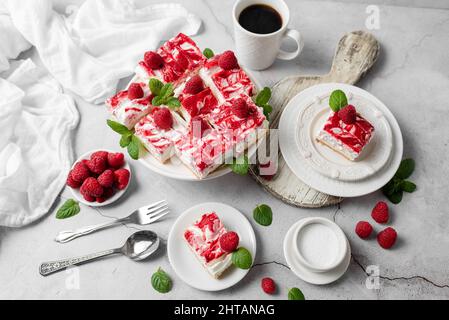 Himbeer-Käsekuchen mit Schlagsahne und frischen Himbeeren. Leckeres Dessert. Stockfoto