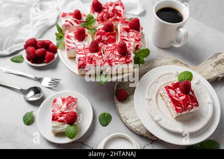 Himbeer-Käsekuchen mit Schlagsahne und frischen Himbeeren. Leckeres Dessert. Stockfoto