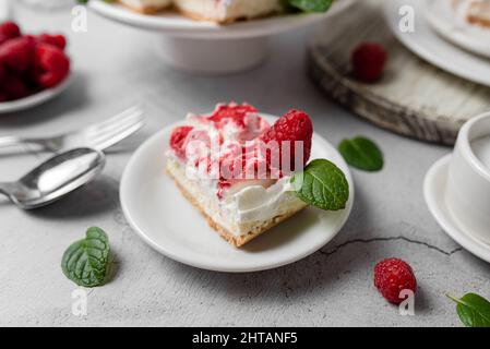 Himbeer-Käsekuchen mit Schlagsahne und frischen Himbeeren. Leckeres Dessert. Stockfoto