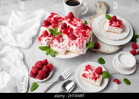 Himbeer-Käsekuchen mit Schlagsahne und frischen Himbeeren. Leckeres Dessert. Stockfoto