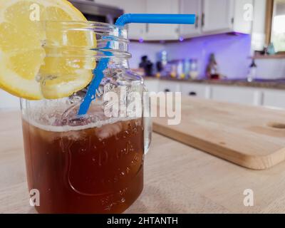 Nahaufnahme eines Eistees mit Zitrone Stockfoto