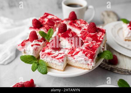 Himbeer-Käsekuchen mit Schlagsahne und frischen Himbeeren. Leckeres Dessert. Stockfoto