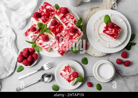 Himbeer-Käsekuchen mit Schlagsahne und frischen Himbeeren. Leckeres Dessert. Stockfoto