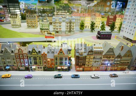 Modellstadt mit Gebäuden in einer Indoor-Miniaturausstellung Stockfoto