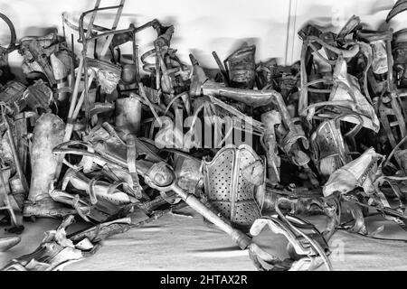 Graustufen-Aufnahme von künstlichen Beinen, die von behinderten Opfern im Konzentrationslager Auschwitz genommen wurden Stockfoto