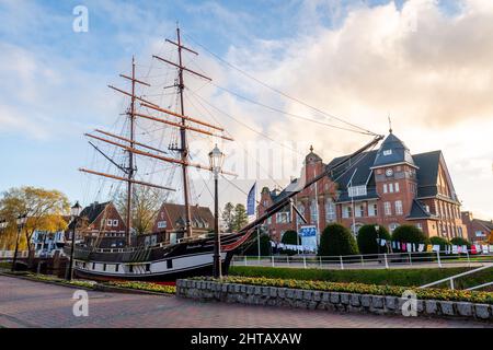 Historisches Segelschiff auf dem Hauptkanal im Rathaus von Papenburg, Papenburg, Deutschland Stockfoto