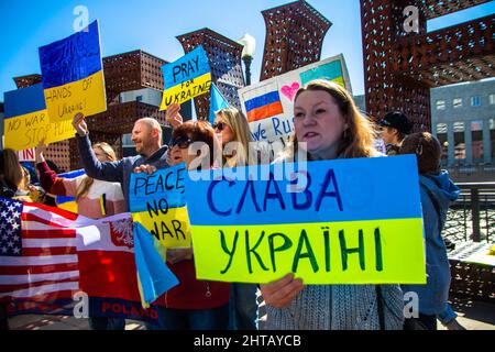 Reno, Usa. 27.. Februar 2022. Demonstranten halten bei einer Kundgebung für die Ukraine Zeichen. Einheimische versammelten sich, um sich für die Ukraine einzusetzen und die Invasion der Russen zu verurteilen. Sie versuchten auch, Geld zu sammeln, um die Kriegsanstrengungen der Ukraine zu unterstützen. Kredit: SOPA Images Limited/Alamy Live Nachrichten Stockfoto