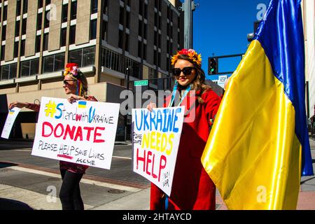 Reno, Usa. 27.. Februar 2022. Demonstranten halten bei einer Kundgebung für die Ukraine Zeichen. Einheimische versammelten sich, um sich für die Ukraine einzusetzen und die Invasion der Russen zu verurteilen. Sie versuchten auch, Geld zu sammeln, um die Kriegsanstrengungen der Ukraine zu unterstützen. Kredit: SOPA Images Limited/Alamy Live Nachrichten Stockfoto