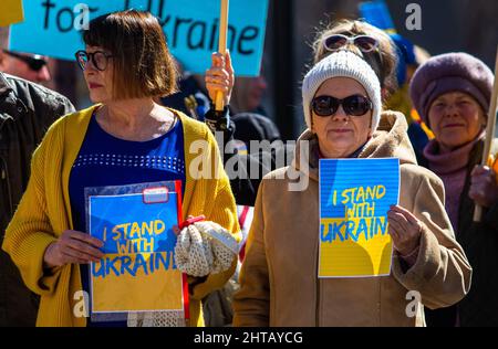 Reno, Usa. 27.. Februar 2022. Demonstranten halten bei einer Kundgebung für die Ukraine Zeichen. Einheimische versammelten sich, um sich für die Ukraine einzusetzen und die Invasion der Russen zu verurteilen. Sie versuchten auch, Geld zu sammeln, um die Kriegsanstrengungen der Ukraine zu unterstützen. Kredit: SOPA Images Limited/Alamy Live Nachrichten Stockfoto