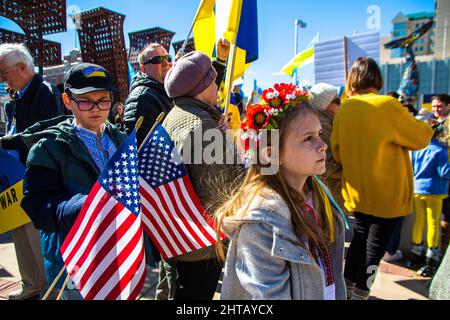 Reno, Usa. 27.. Februar 2022. Ein Mädchen mit Blumen, das während der Kundgebung gesehen wurde. Einheimische versammelten sich, um sich für die Ukraine einzusetzen und die Invasion der Russen zu verurteilen. Sie versuchten auch, Geld zu sammeln, um die Kriegsanstrengungen der Ukraine zu unterstützen. Kredit: SOPA Images Limited/Alamy Live Nachrichten Stockfoto