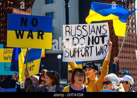 Reno, Usa. 27.. Februar 2022. Demonstranten halten bei einer Kundgebung für die Ukraine Zeichen. Einheimische versammelten sich, um sich für die Ukraine einzusetzen und die Invasion der Russen zu verurteilen. Sie versuchten auch, Geld zu sammeln, um die Kriegsanstrengungen der Ukraine zu unterstützen. Kredit: SOPA Images Limited/Alamy Live Nachrichten Stockfoto