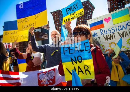 Reno, Usa. 27.. Februar 2022. Demonstranten halten bei einer Kundgebung für die Ukraine Zeichen. Einheimische versammelten sich, um sich für die Ukraine einzusetzen und die Invasion der Russen zu verurteilen. Sie versuchten auch, Geld zu sammeln, um die Kriegsanstrengungen der Ukraine zu unterstützen. (Foto von Ty O'Neil/SOPA Images/Sipa USA) Quelle: SIPA USA/Alamy Live News Stockfoto