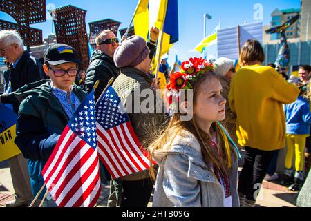 Reno, Usa. 27.. Februar 2022. Ein Mädchen mit Blumen, das während der Kundgebung gesehen wurde. Einheimische versammelten sich, um sich für die Ukraine einzusetzen und die Invasion der Russen zu verurteilen. Sie versuchten auch, Geld zu sammeln, um die Kriegsanstrengungen der Ukraine zu unterstützen. (Foto von Ty O'Neil/SOPA Images/Sipa USA) Quelle: SIPA USA/Alamy Live News Stockfoto