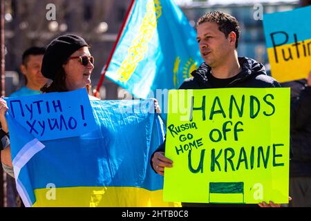 Reno, Usa. 27.. Februar 2022. Demonstranten halten bei einer Kundgebung für die Ukraine Zeichen. Einheimische versammelten sich, um sich für die Ukraine einzusetzen und die Invasion der Russen zu verurteilen. Sie versuchten auch, Geld zu sammeln, um die Kriegsanstrengungen der Ukraine zu unterstützen. (Foto von Ty O'Neil/SOPA Images/Sipa USA) Quelle: SIPA USA/Alamy Live News Stockfoto