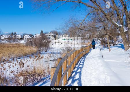 Wanderweg im Winter entlang des Flusses. Landschaft mit Schnee im Winter Stockfoto