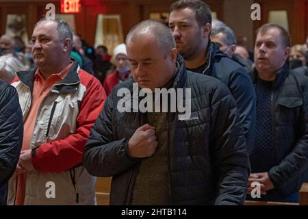 NEW YORK, NEW YORK - 27. FEBRUAR: Kirchenbesucher beten während der Messe in der St. George's Church am 27. Februar 2022 in New York City. Seine Eminenz, Kardinal Timothy Dolan, Erzbischof von New York, nahm in Solidarität mit dem ukrainischen Volk an der Messe in der St. George's Church Teil, die Mitglied der ukrainischen griechisch-katholischen Kirche ist. Kredit: Ron Adar/Alamy Live Nachrichten Stockfoto