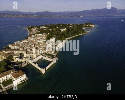 Luftaufnahme des Castello Scaligero, einer alten Festung an der Küste von Sirmione, Lombardei, Italien Stockfoto
