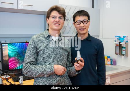 PRODUKTION - 03. Februar 2022, Baden-Württemberg, Tübingen: Georg Martius (l), Forschungsgruppenleiter am Max-Planck-Institut, und sein Doktorand Huanbo Sun halten einen Roboterdaumen, den sie gemeinsam am Institut entwickelt haben. Foto: Silas Stein/dpa Stockfoto