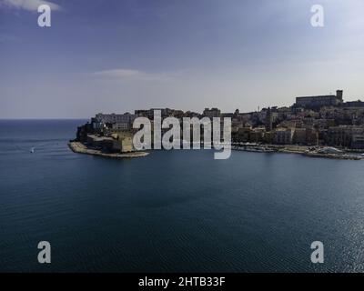 Luftaufnahme der Altstadt von Gaeta, einer kleinen Stadt an der Mittelmeerküste im Latium Stockfoto