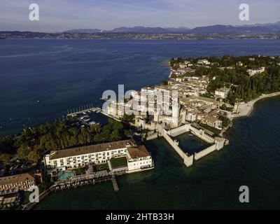 Luftaufnahme des Castello Scaligero, einer alten Festung an der Küste von Sirmione, Lombardei, Italien Stockfoto