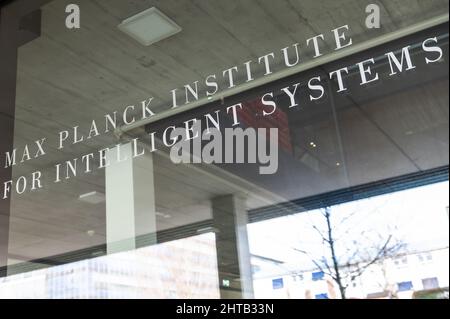 PRODUKTION - 03. Februar 2022, Baden-Württemberg, Tübingen: Im Eingangsbereich ist der Schriftzug „MAX-PLANCK-INSTITUT FÜR INTELLIGENTE SYSTEME“ zu sehen. Foto: Silas Stein/dpa Stockfoto