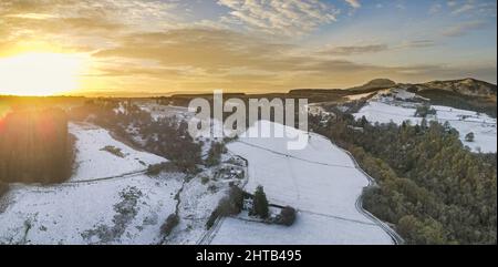 Verschneite Landschaften von Drumnadrochit bei Sonnenuntergang in der Nähe von Loch Ness, Schottland Stockfoto