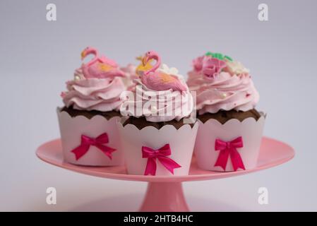 Foto von Flamingo Thema Schokolade Cupcakes mit rosa Buttercreme Zuckerguss Stockfoto