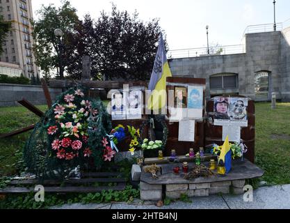 Gedenkstätten für Demonstranten, die während der Revolution der würde in der Nähe des Platzes der Unabhängigkeit in Kiew, Ukraine, starben. Stockfoto