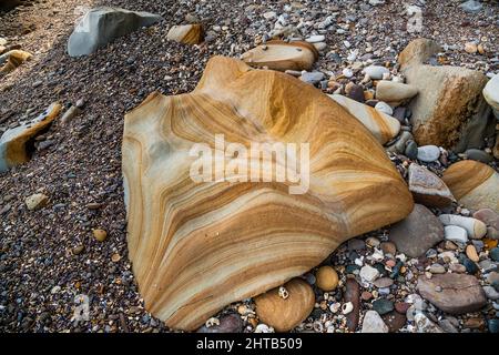 felsbrocken aus Sedimentsandstein an der Landzunge Bouddi Point Maitland Bay mit künstlerischen Farbmustern. Diese Art von Sandstein ist aus dem Terrigal fo Stockfoto