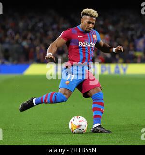 Sabadell, Barcelona, Spanien. 27.. Februar 2022. Barcelona Spanien 27.02.2022 Adama Traore (FC Barcelona) kontrolliert den Ball während der La Liga Santander zwischen dem FC Barcelona und dem Athletic Club im Camp Nou am 27. Februar 2022 in Barcelona. (Bild: © Xavi Urgeles/ZUMA Press Wire) Stockfoto